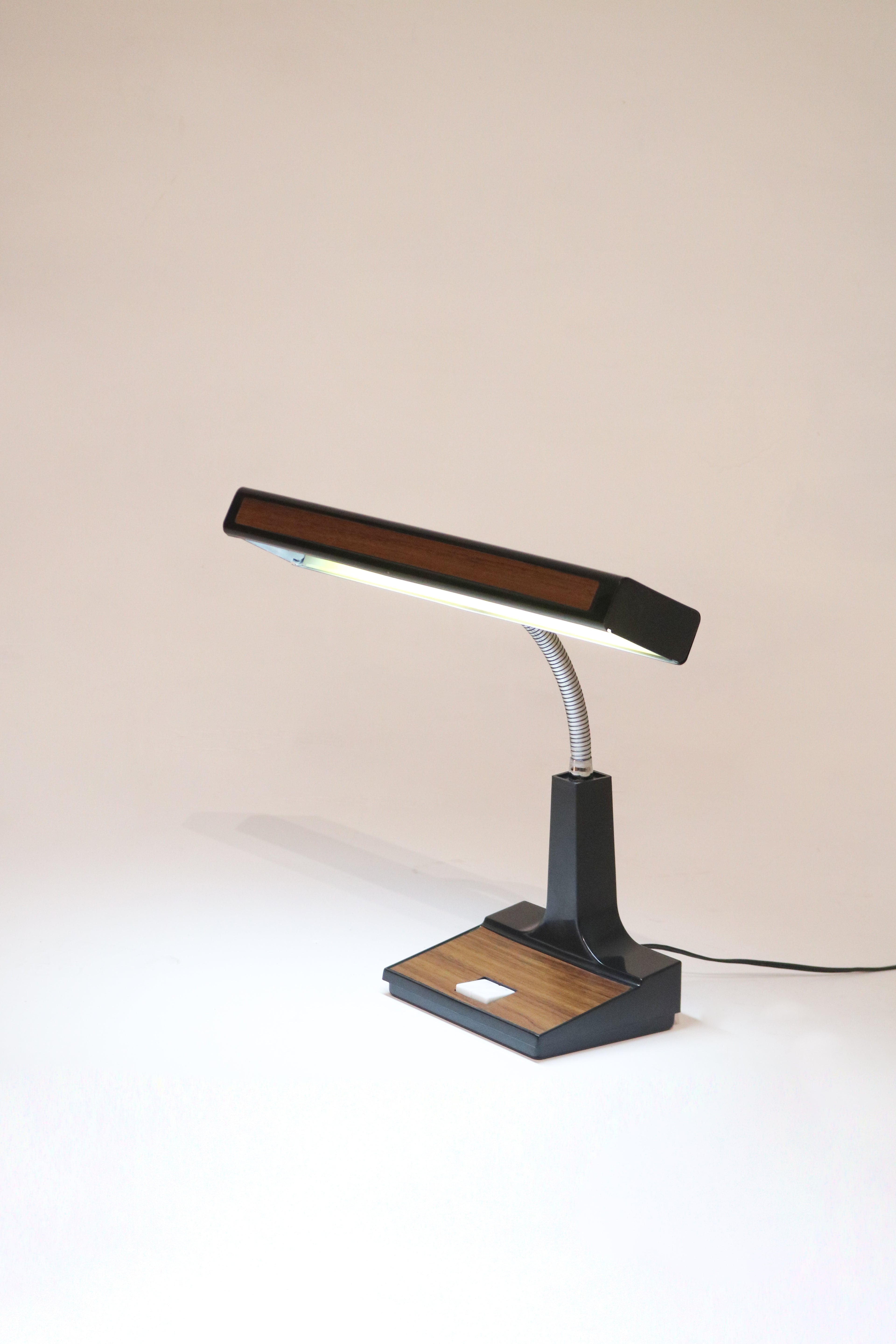 Vintage 80s metal laminated desk table lamp 19 inches long flexible gooseneck