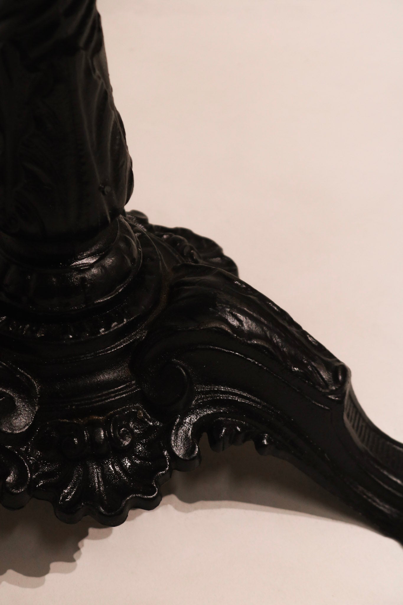 Profile view of the solid marble slab thickness and edge finish