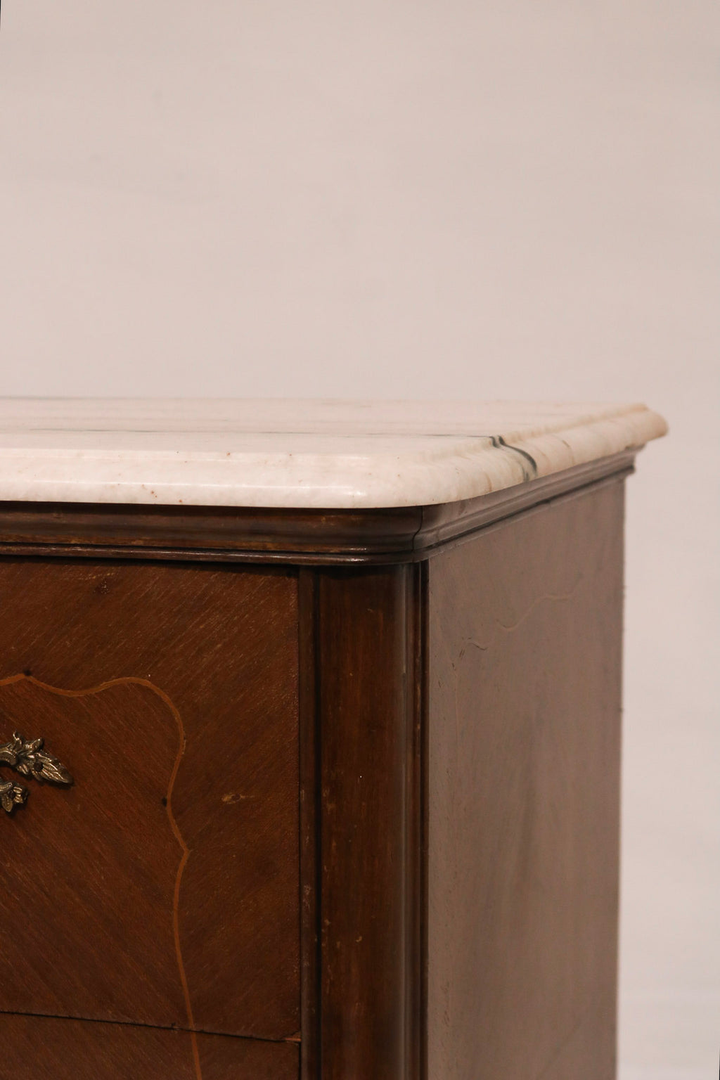 Profile view of the marble top thickness and edge shape