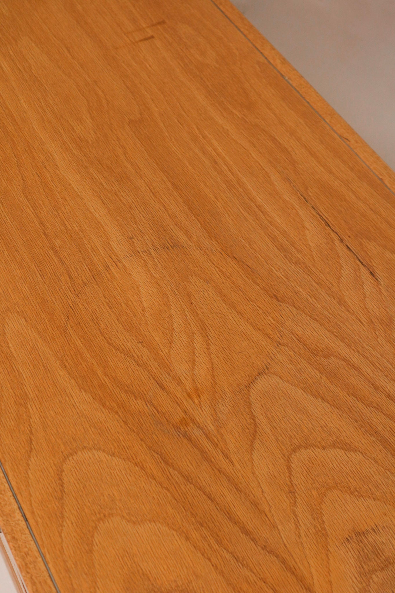 Macro shot of the oak wood grain pattern on the top surface
