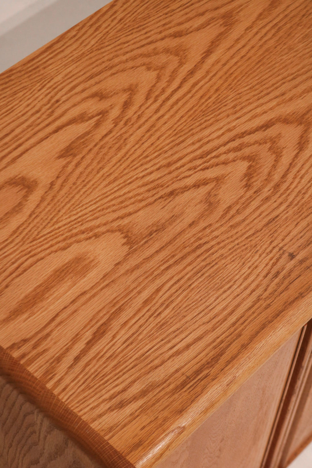 Macro shot of the oak wood grain texture on the top surface
