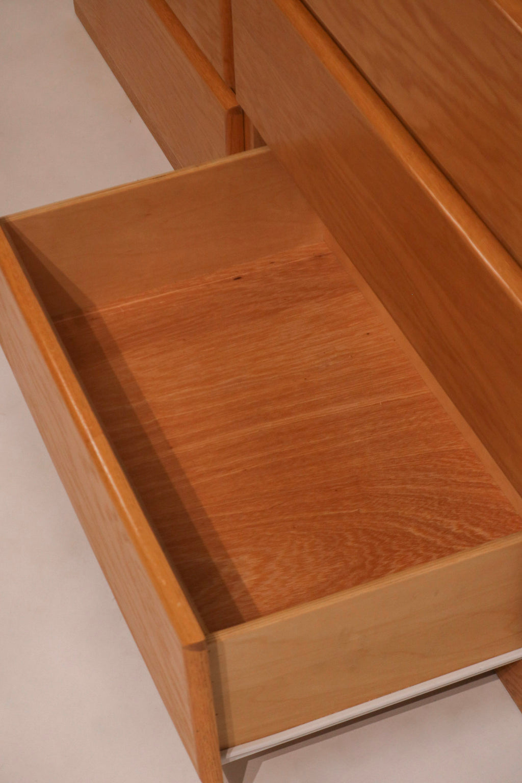 Close-up of oak wood texture on the side panel showing durability