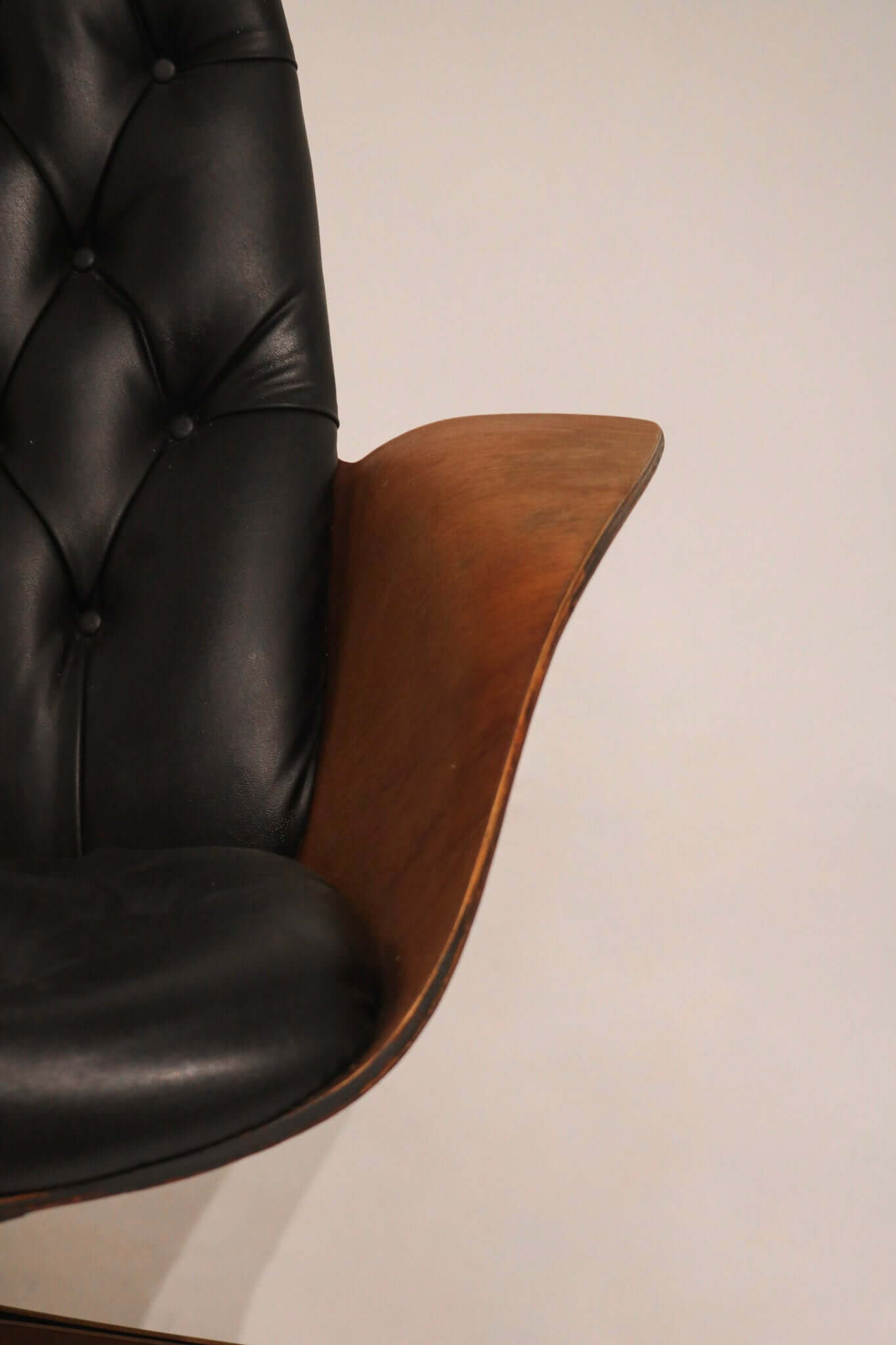 Top surface view of ottoman showing leather condition and tufting