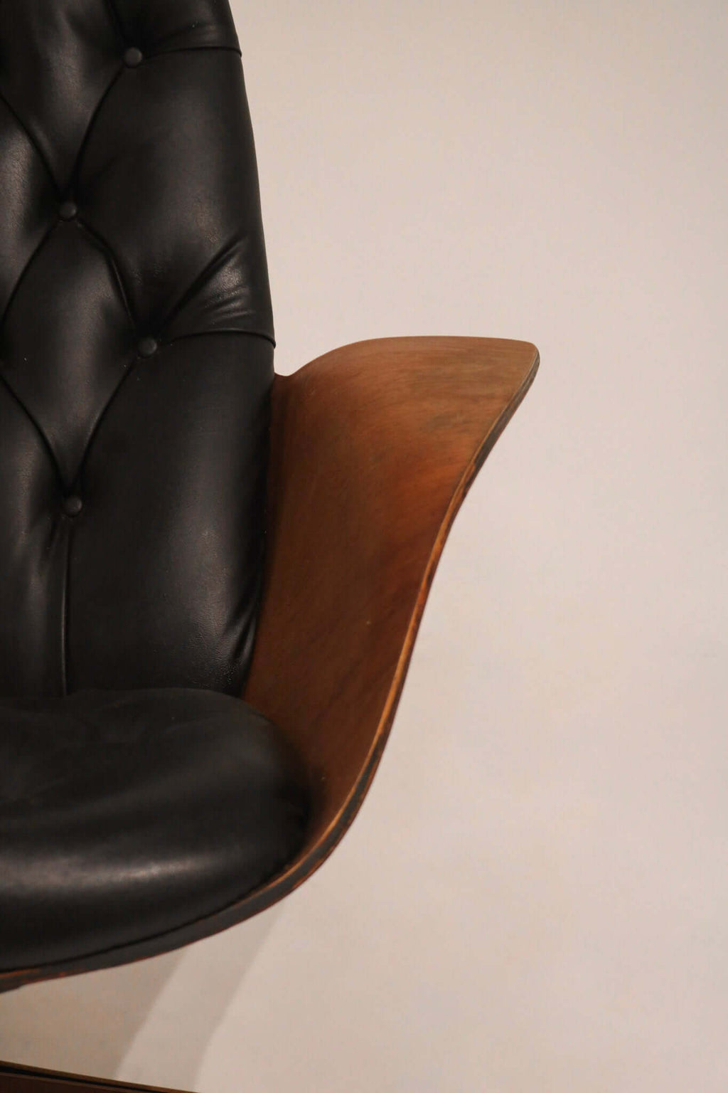 Top surface view of ottoman showing leather condition and tufting