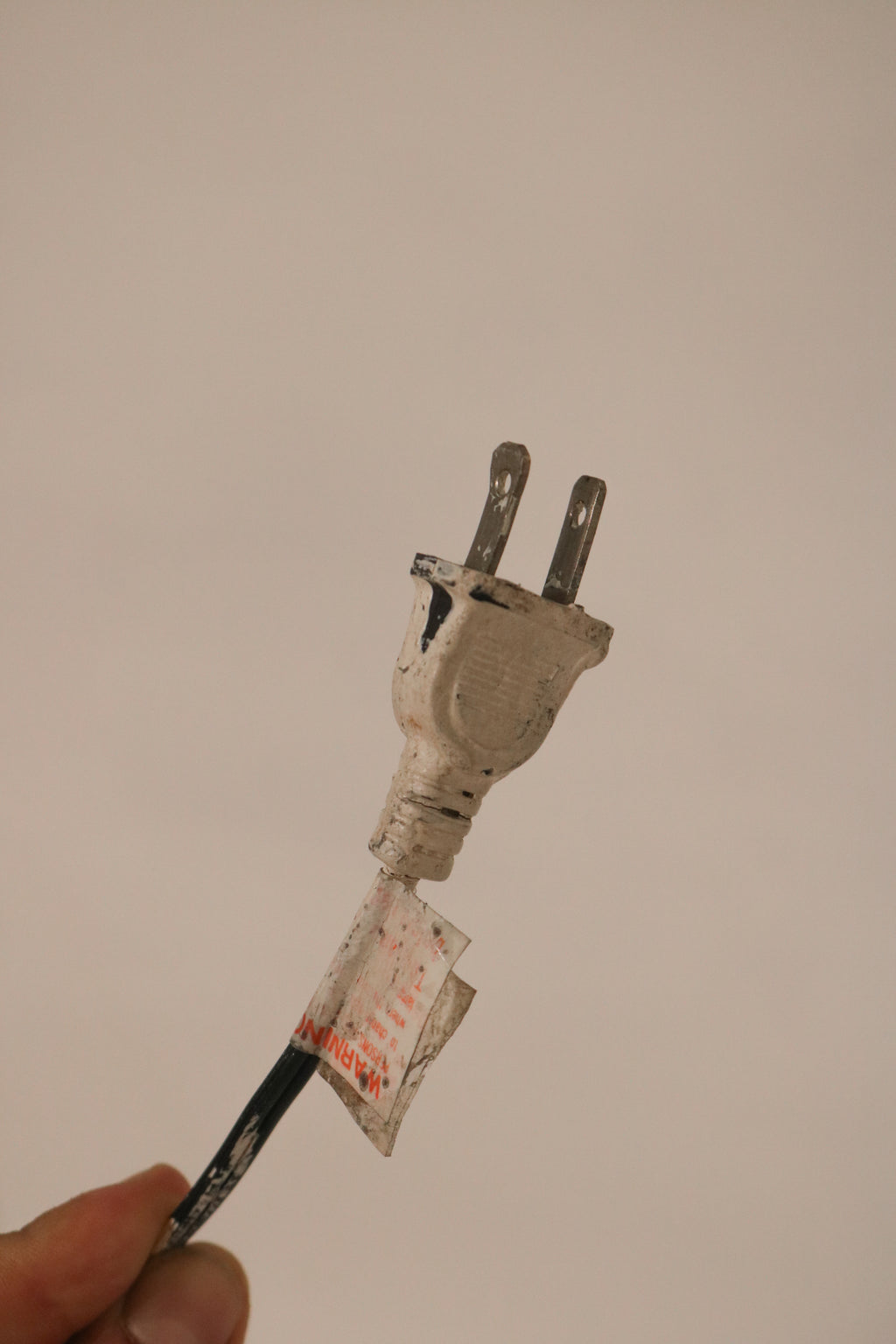 Detail of the power cord and plug showing the mentioned white paint marks