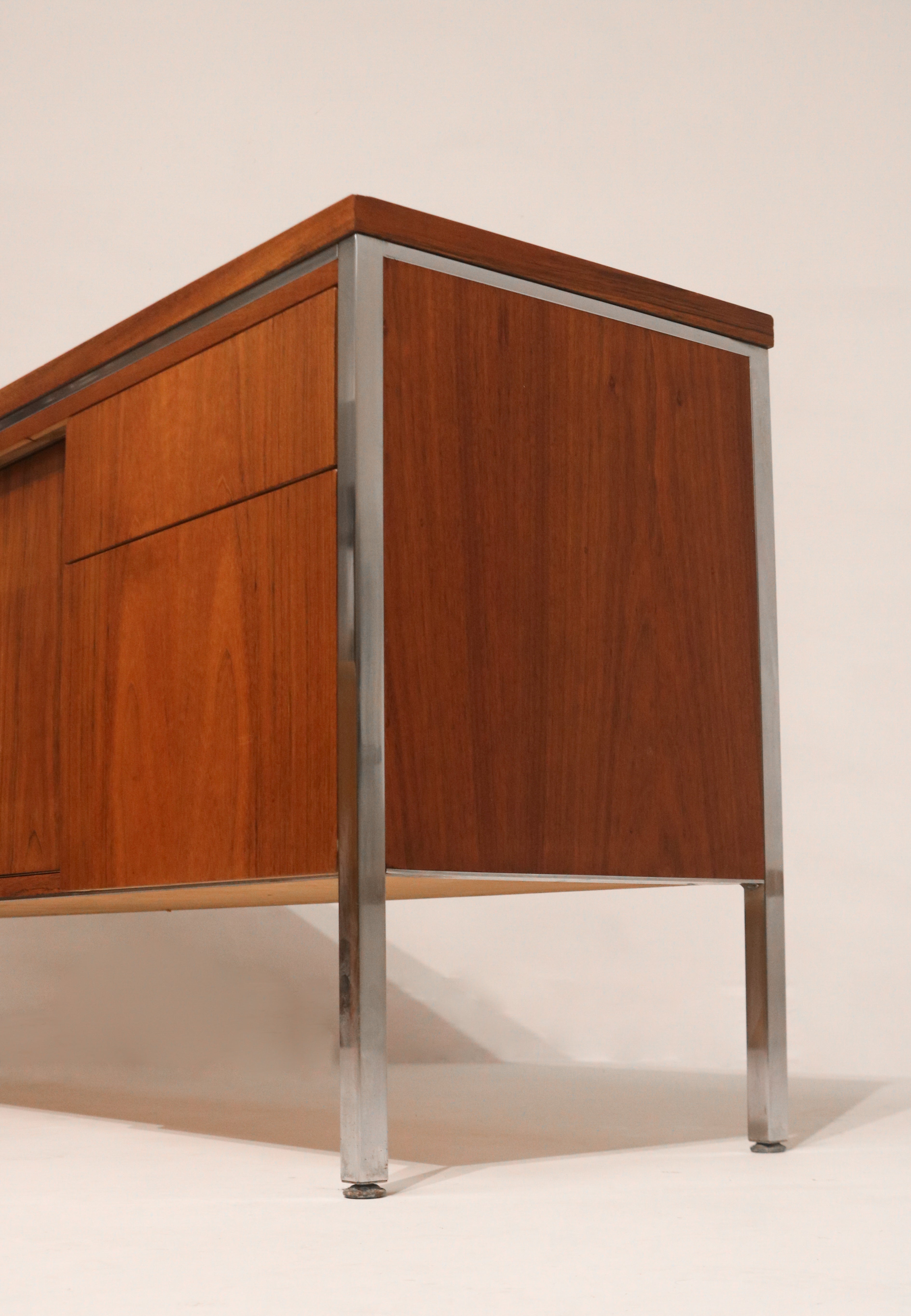 Right side profile view highlighting the external chrome leg structure