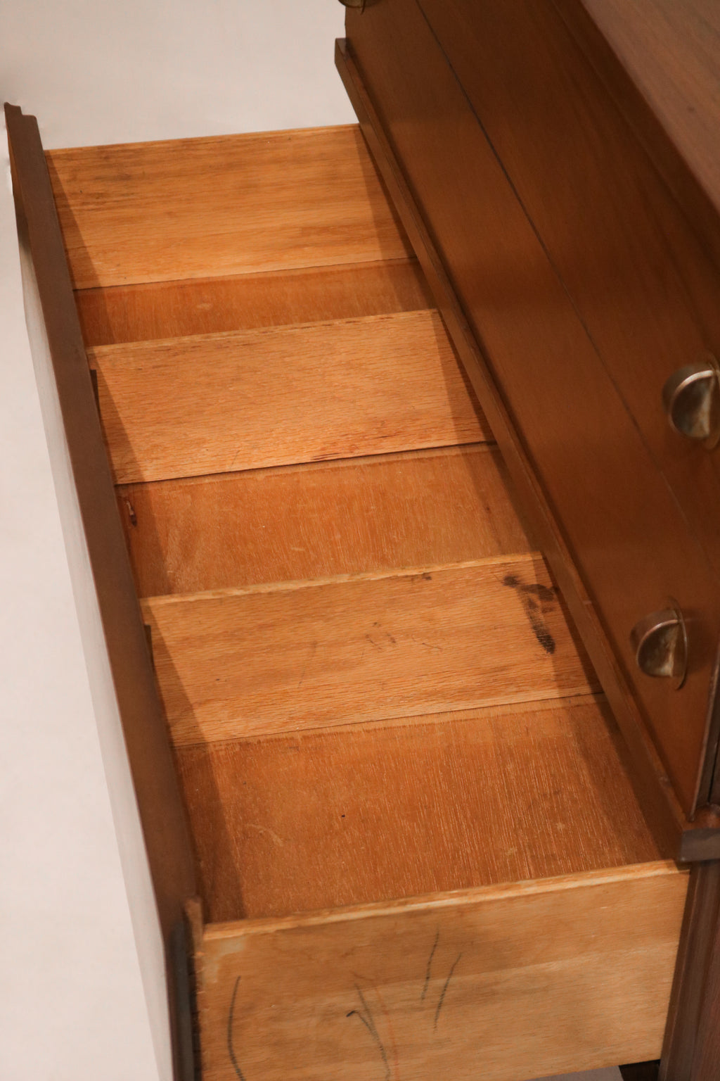 Right side profile view highlighting the walnut veneer condition