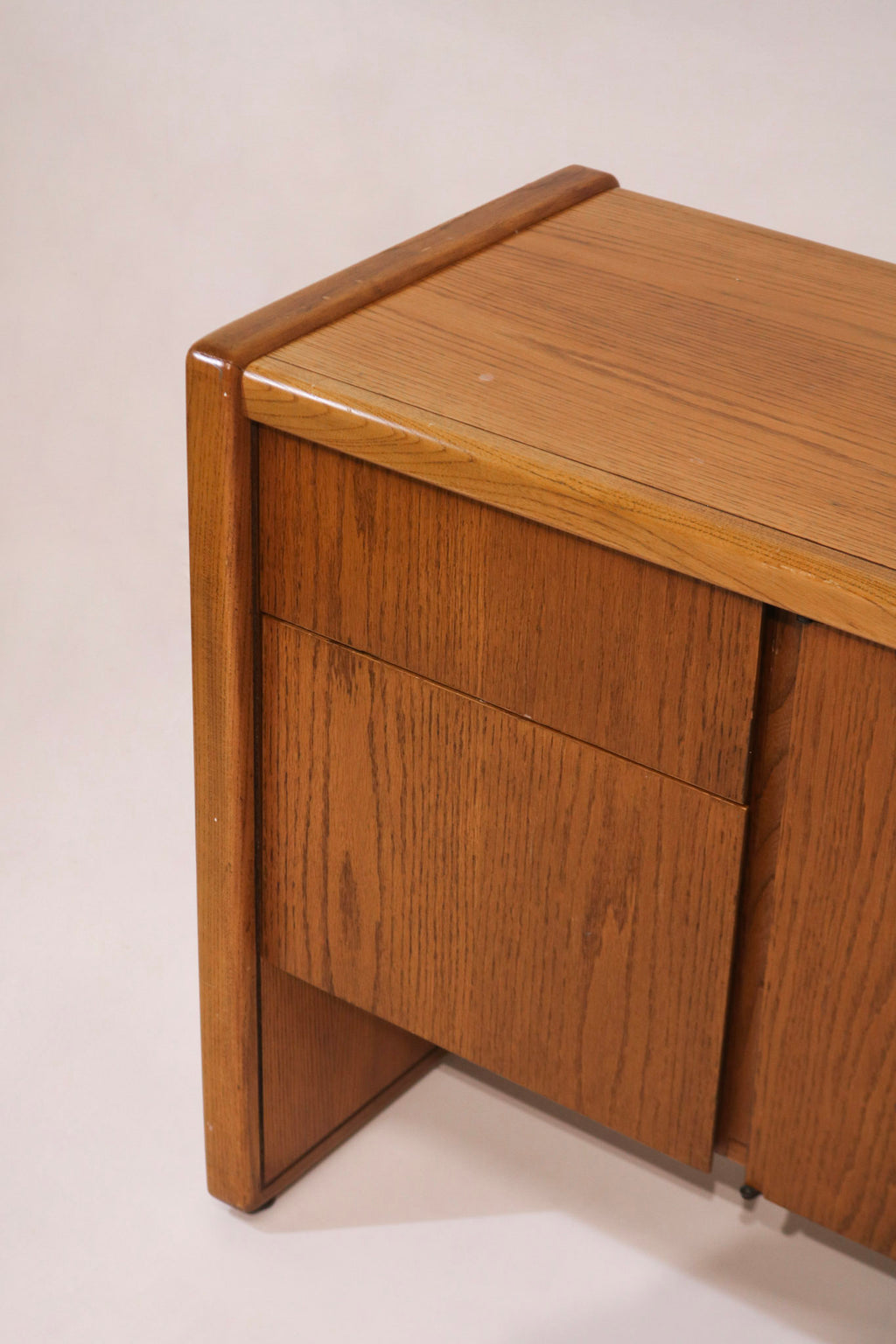 Detail of rounded corner edge showing solid oak construction