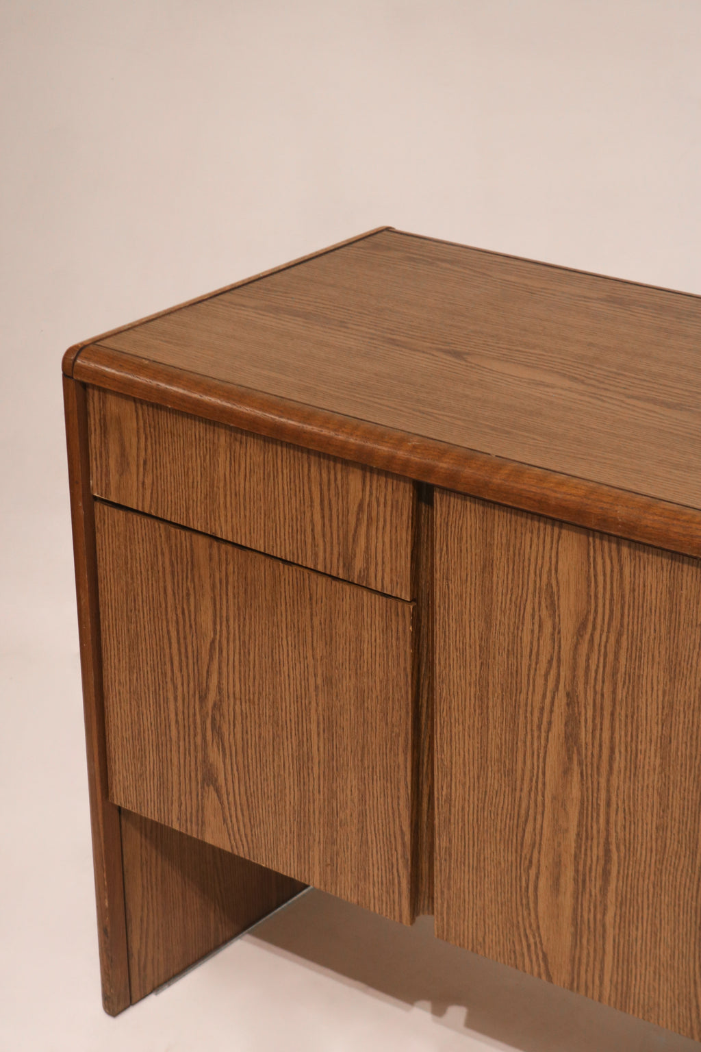 Detail of oak side panel and leg showing continuous wood grain pattern