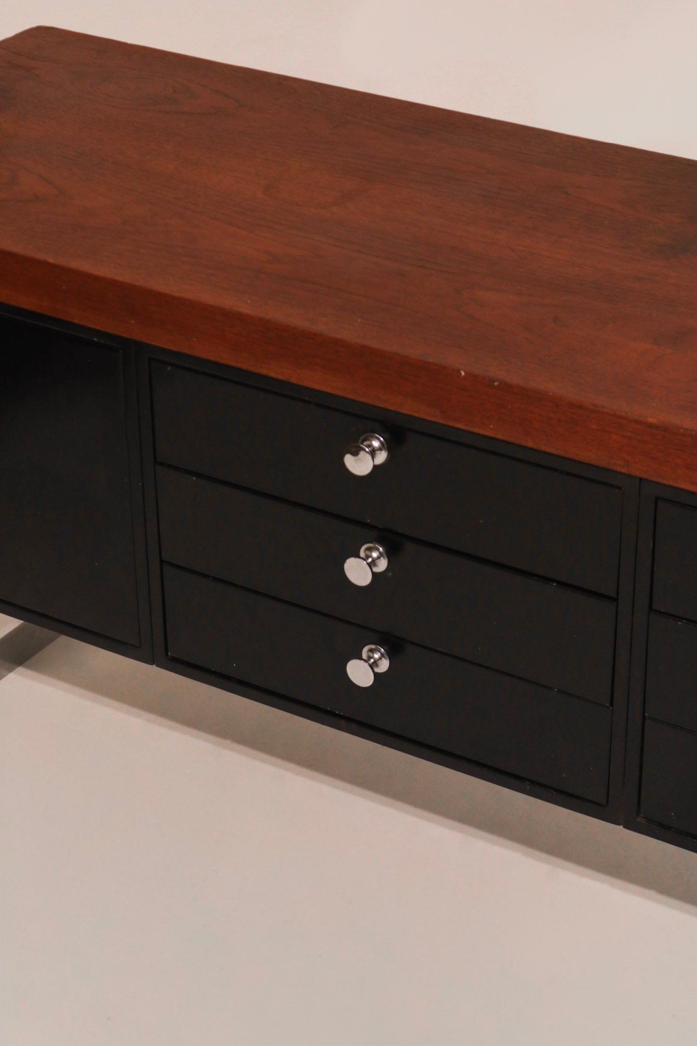 Side profile view showing thickness of walnut top and steel body