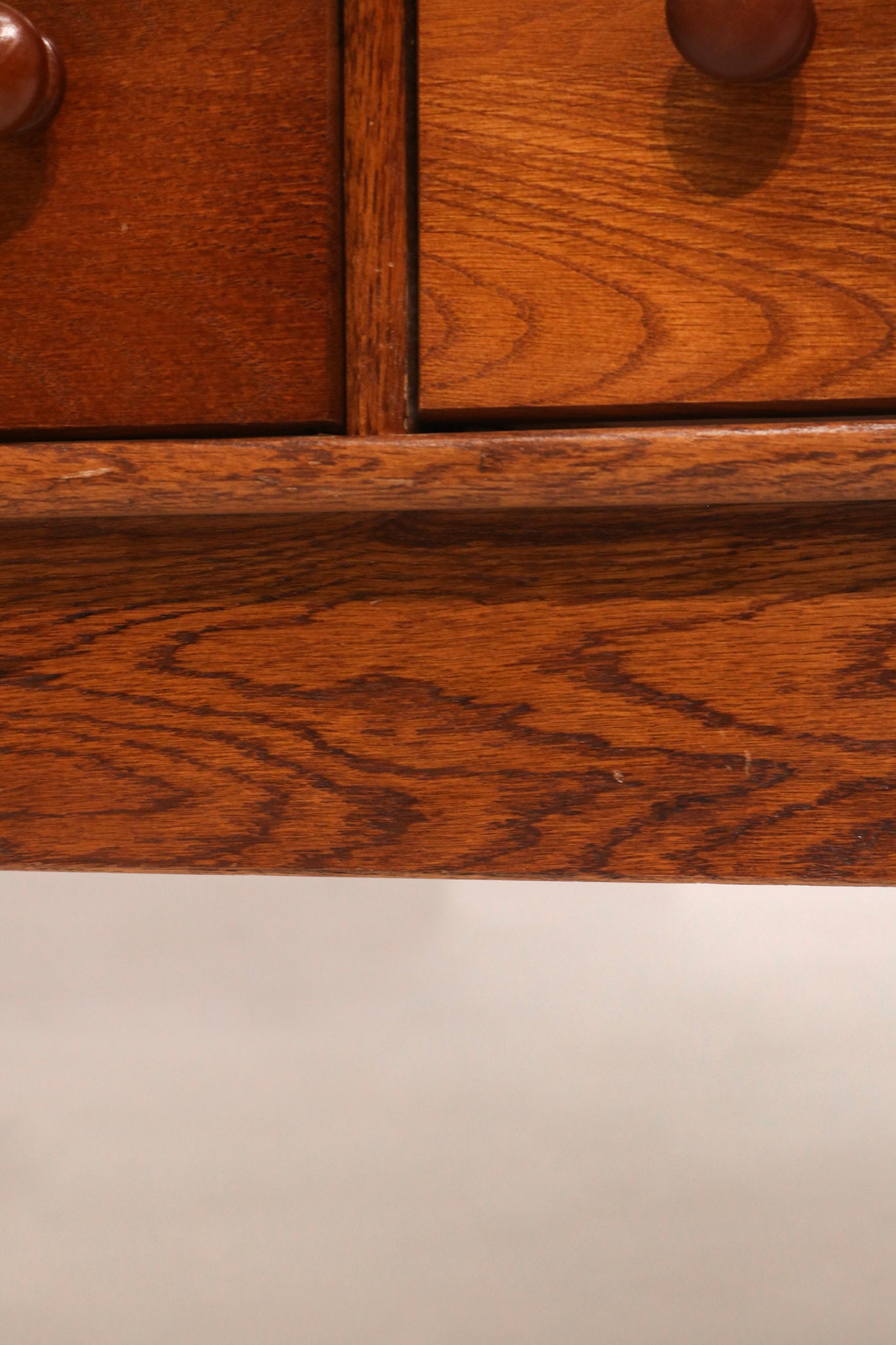 Side view closed profile showing stepped shape and sturdy base