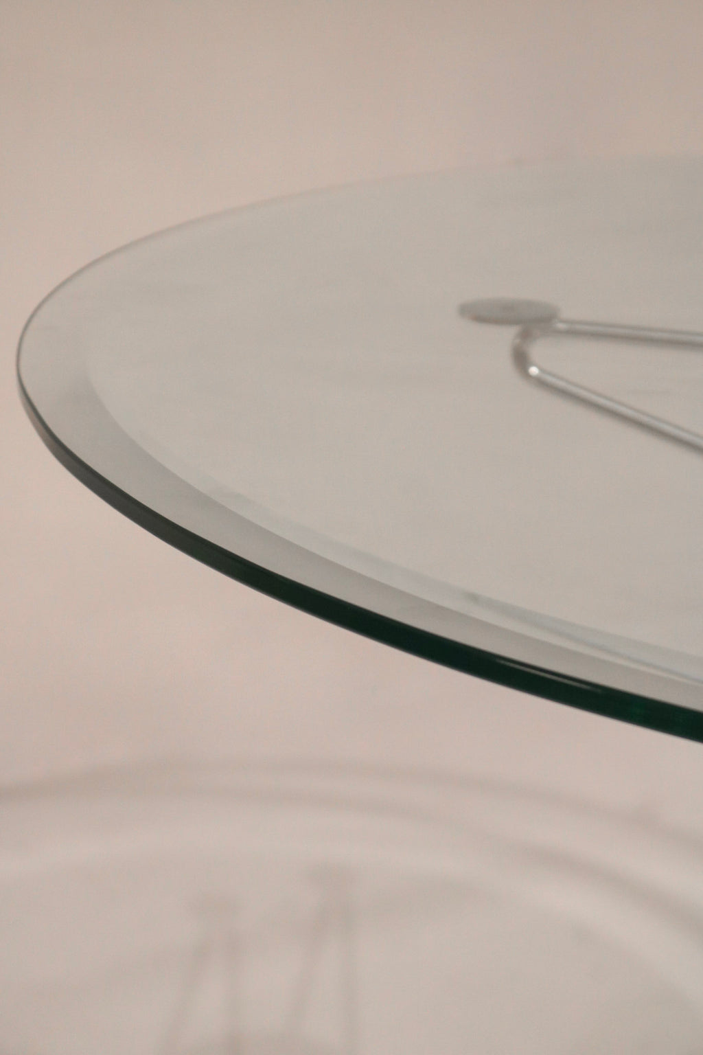 Close-up of the tempered glass edge thickness and clarity