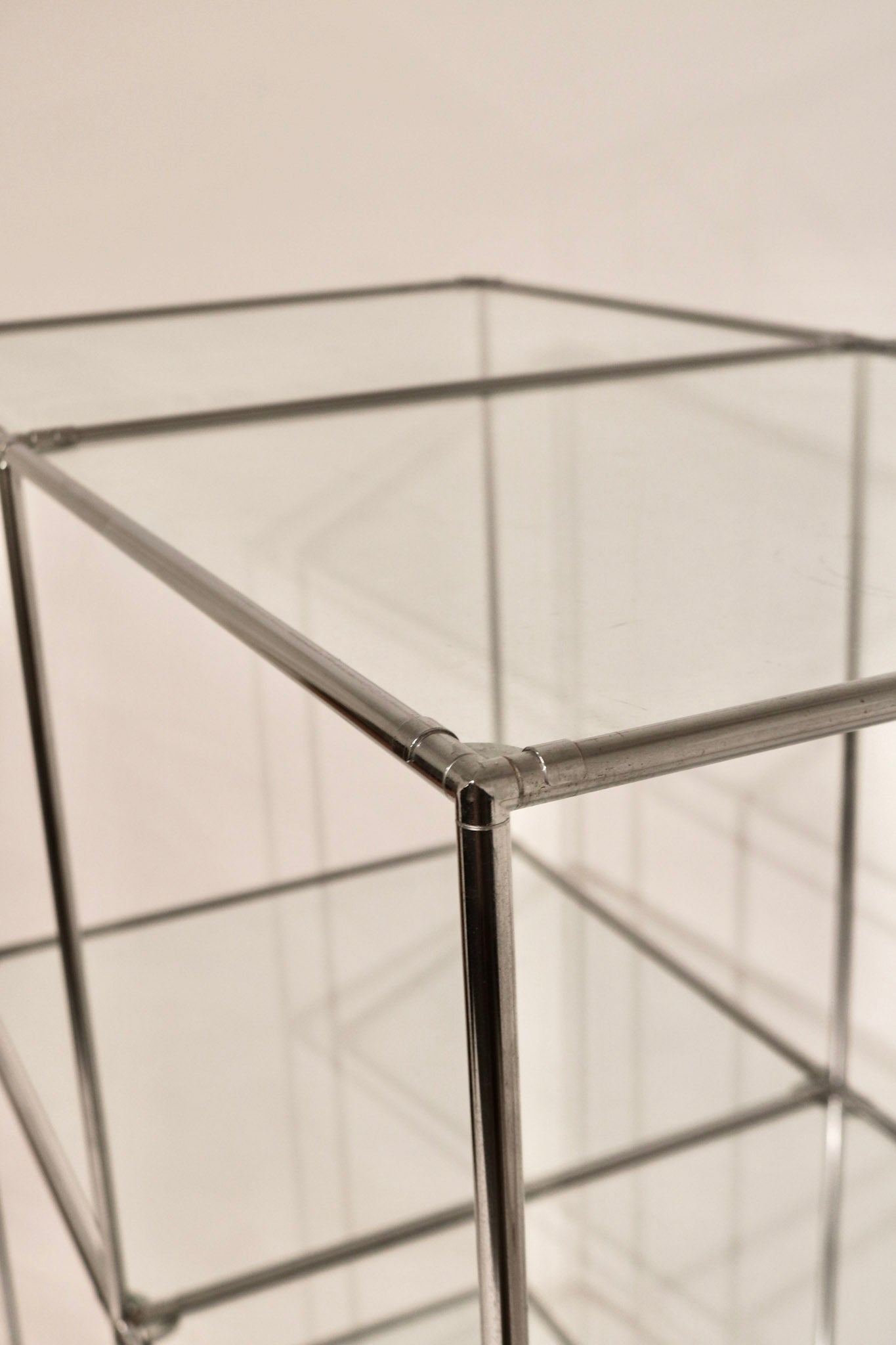 Top corner joinery detail highlighting the modular steel system precision