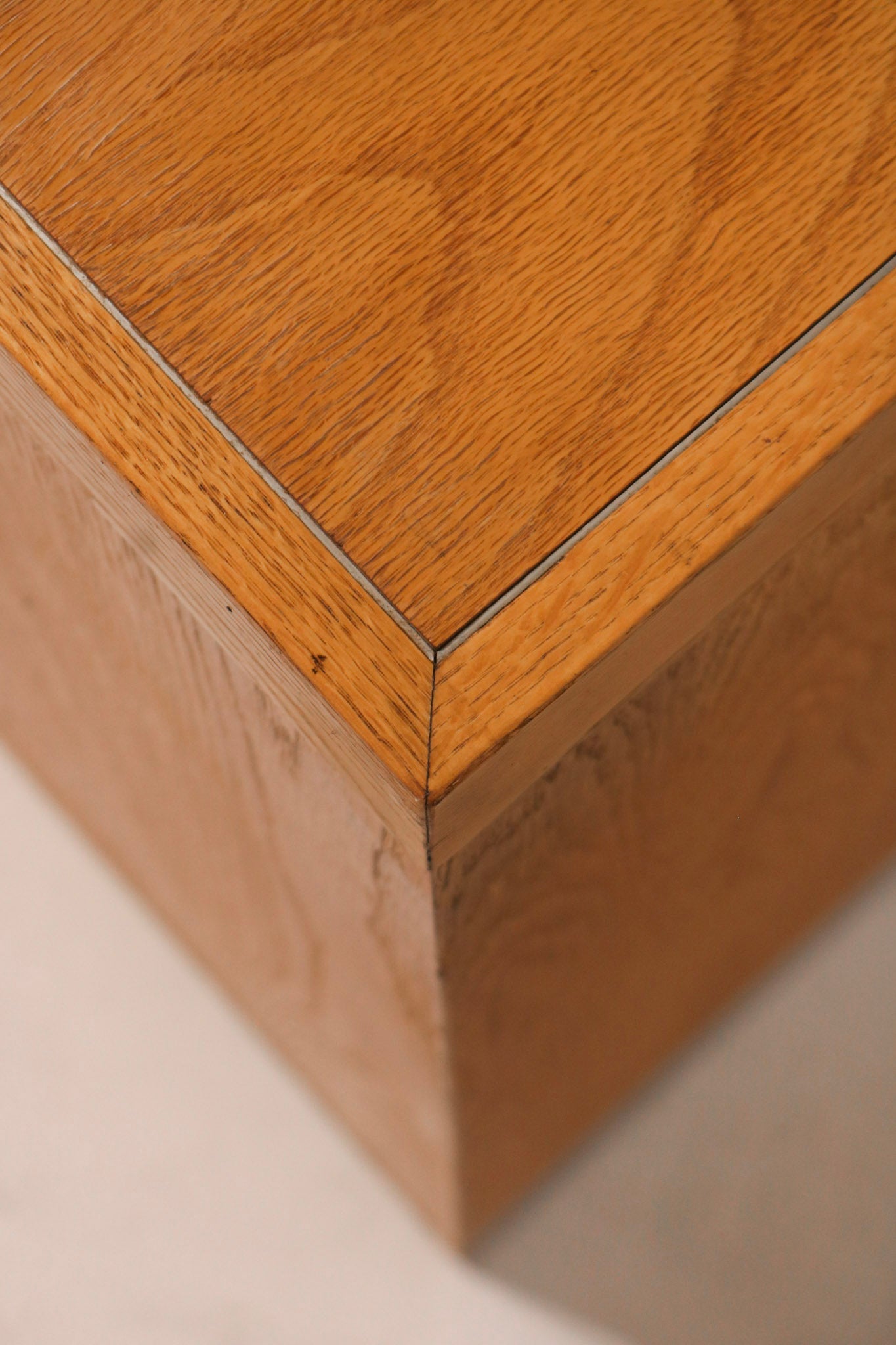 Detail of the top corner showing solid oak construction and thickness