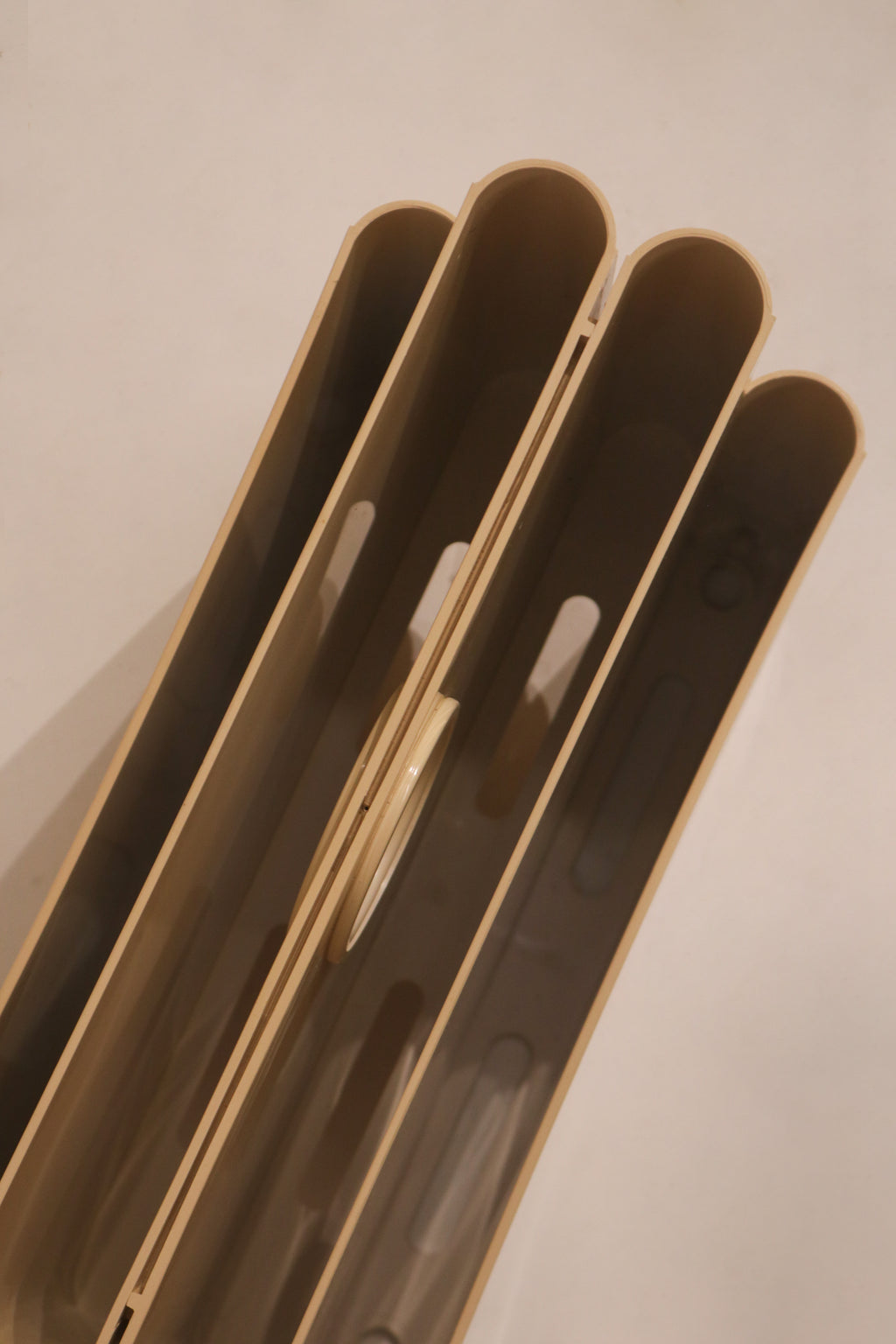 Top-down view of the four-slot organizer structure