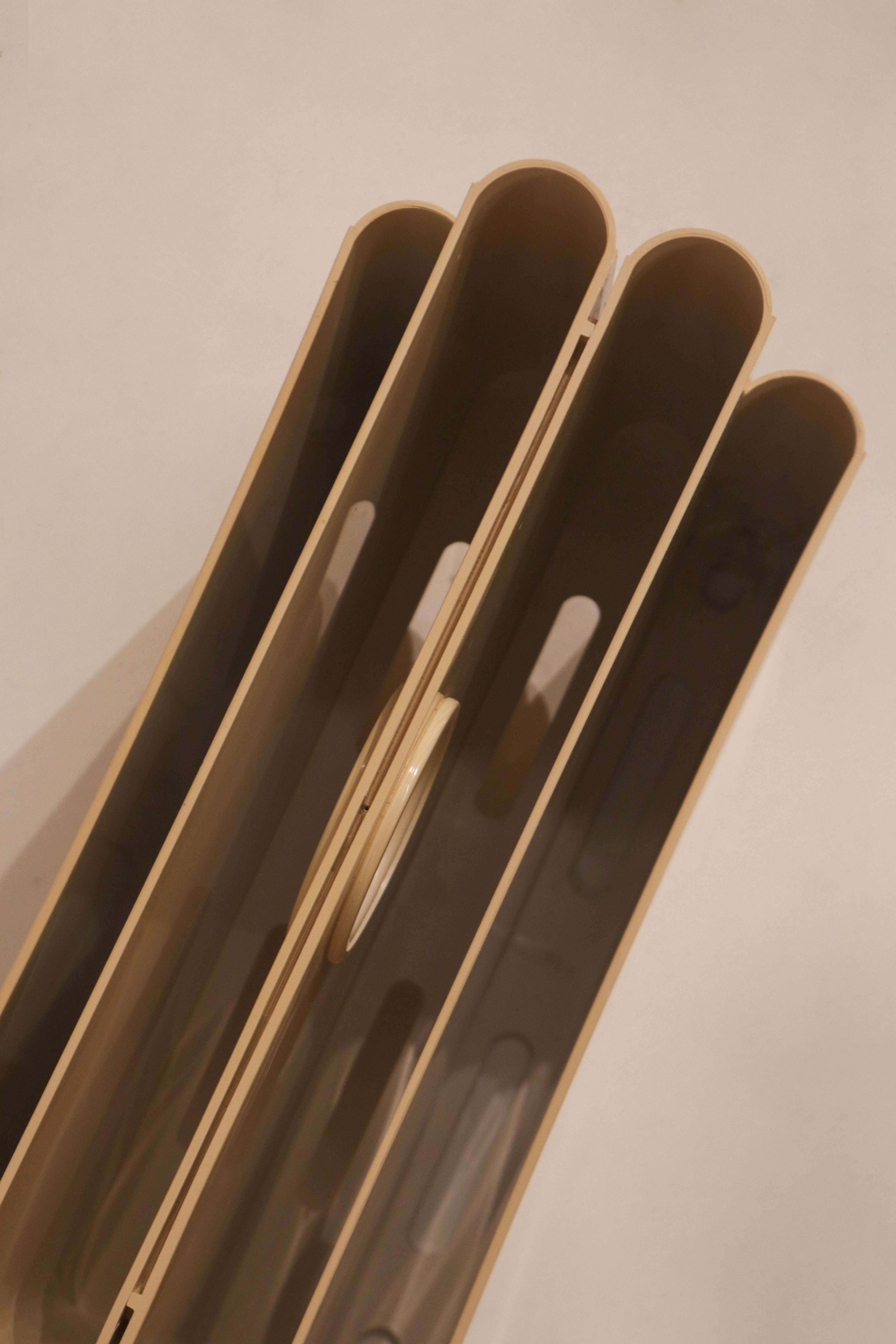 Top-down view of the four-slot organizer structure