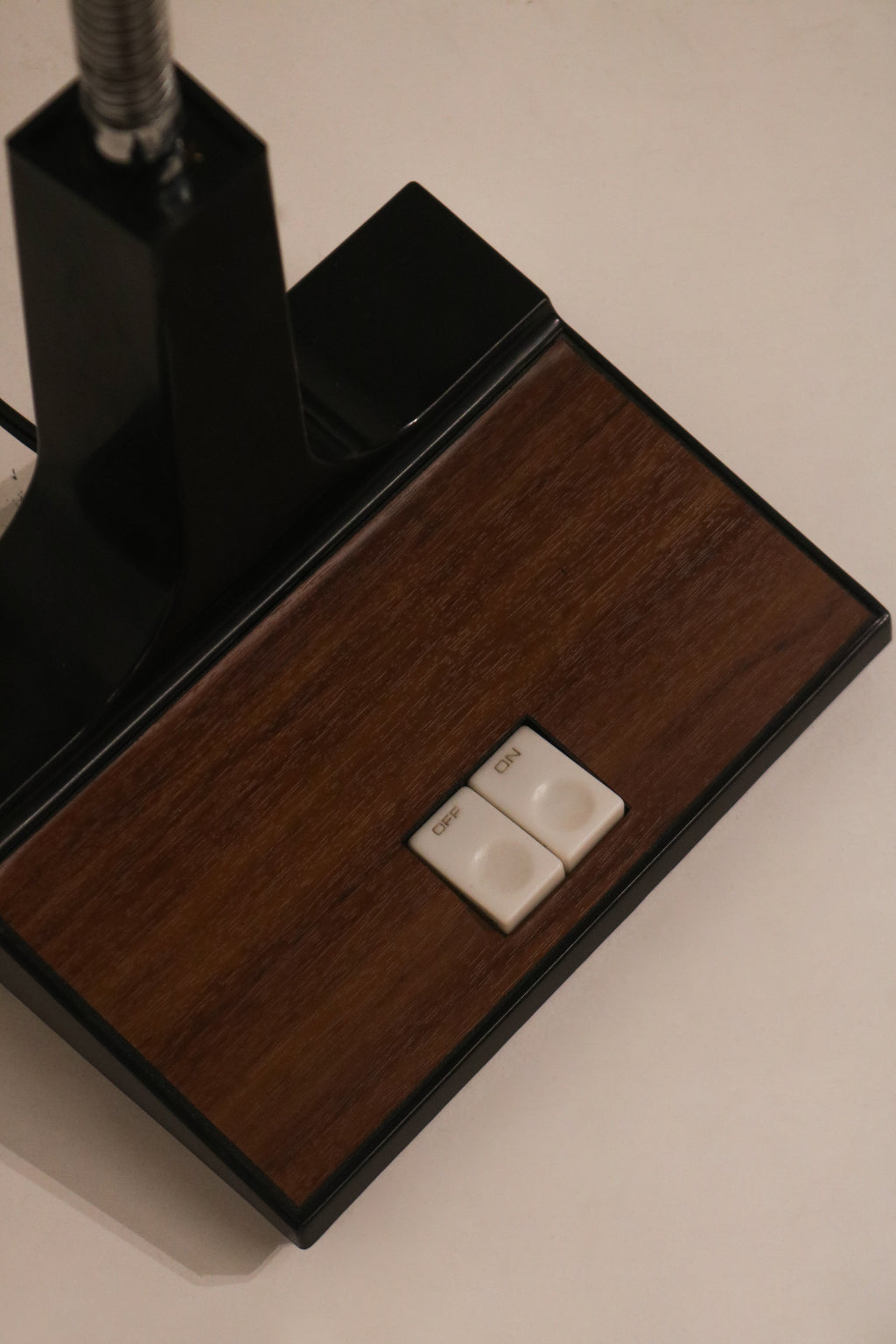 Top-down view of the rectangular base design and black finish