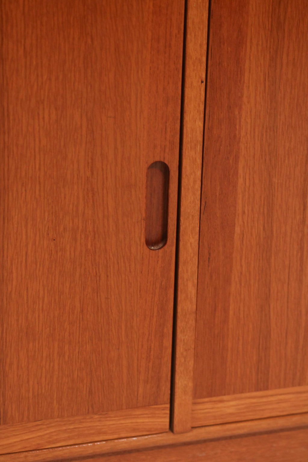 Detail of the solid teak edge molding and top surface finish