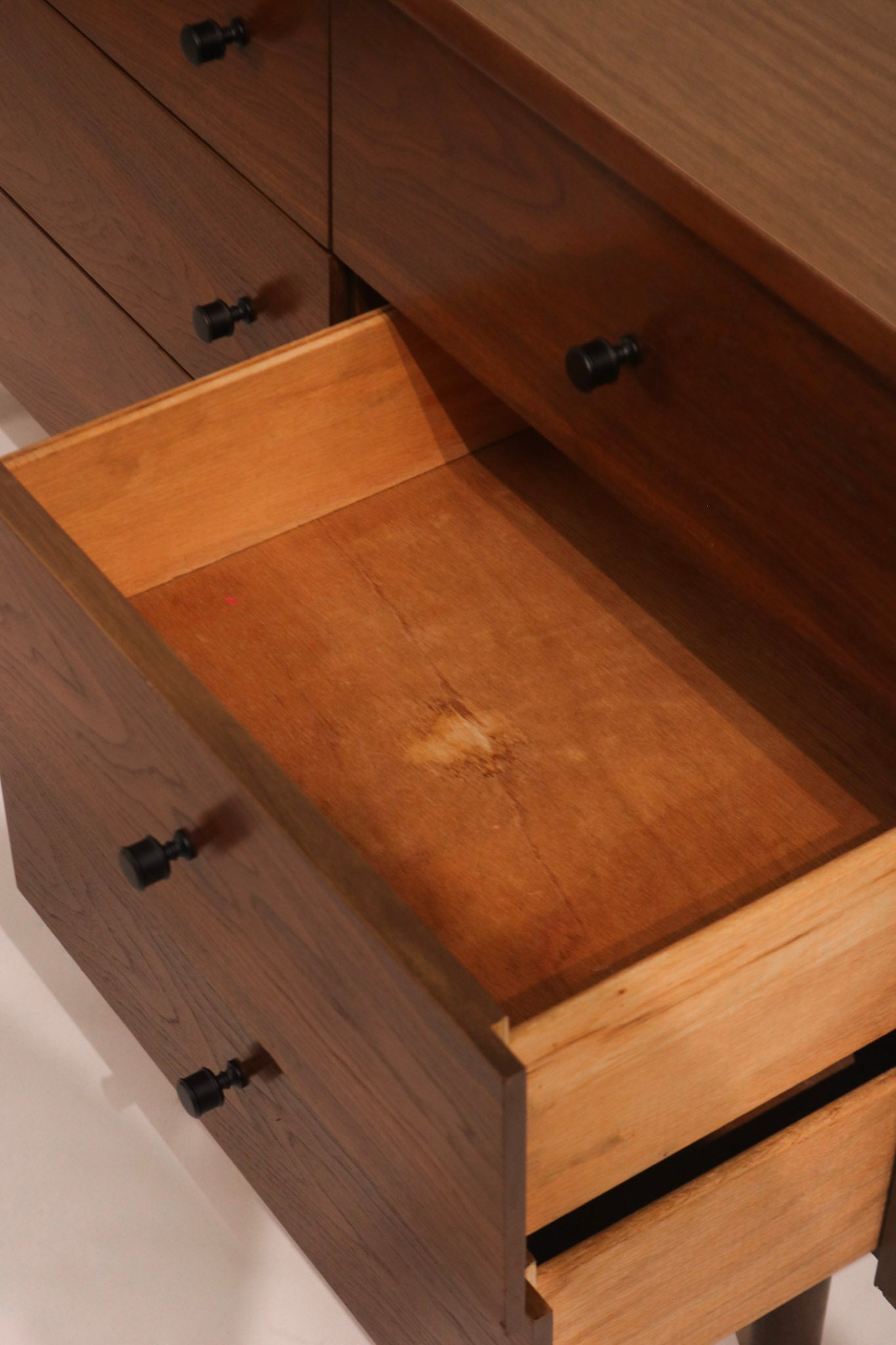 Close-up of veneer chip damage on the top edge (as noted in condition)