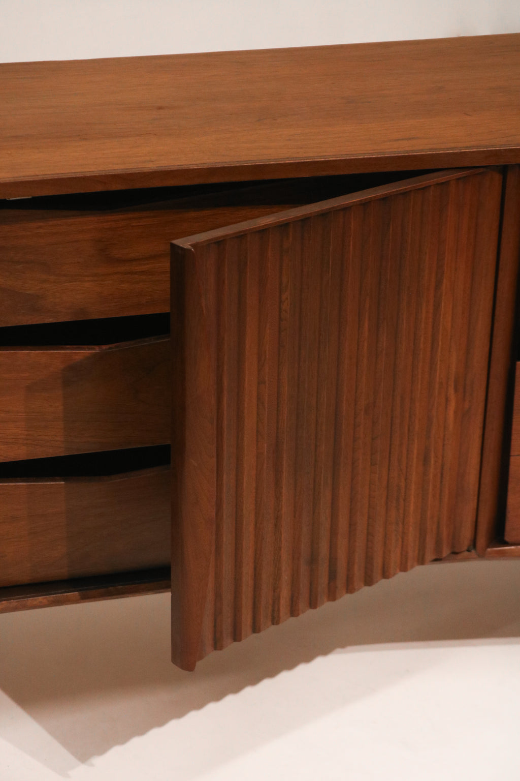 Close-up of the top surface walnut veneer condition and grain