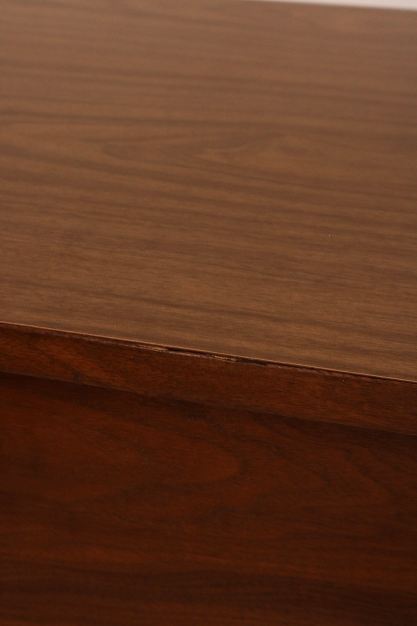 Close-up of top surface walnut veneer finish and grain pattern