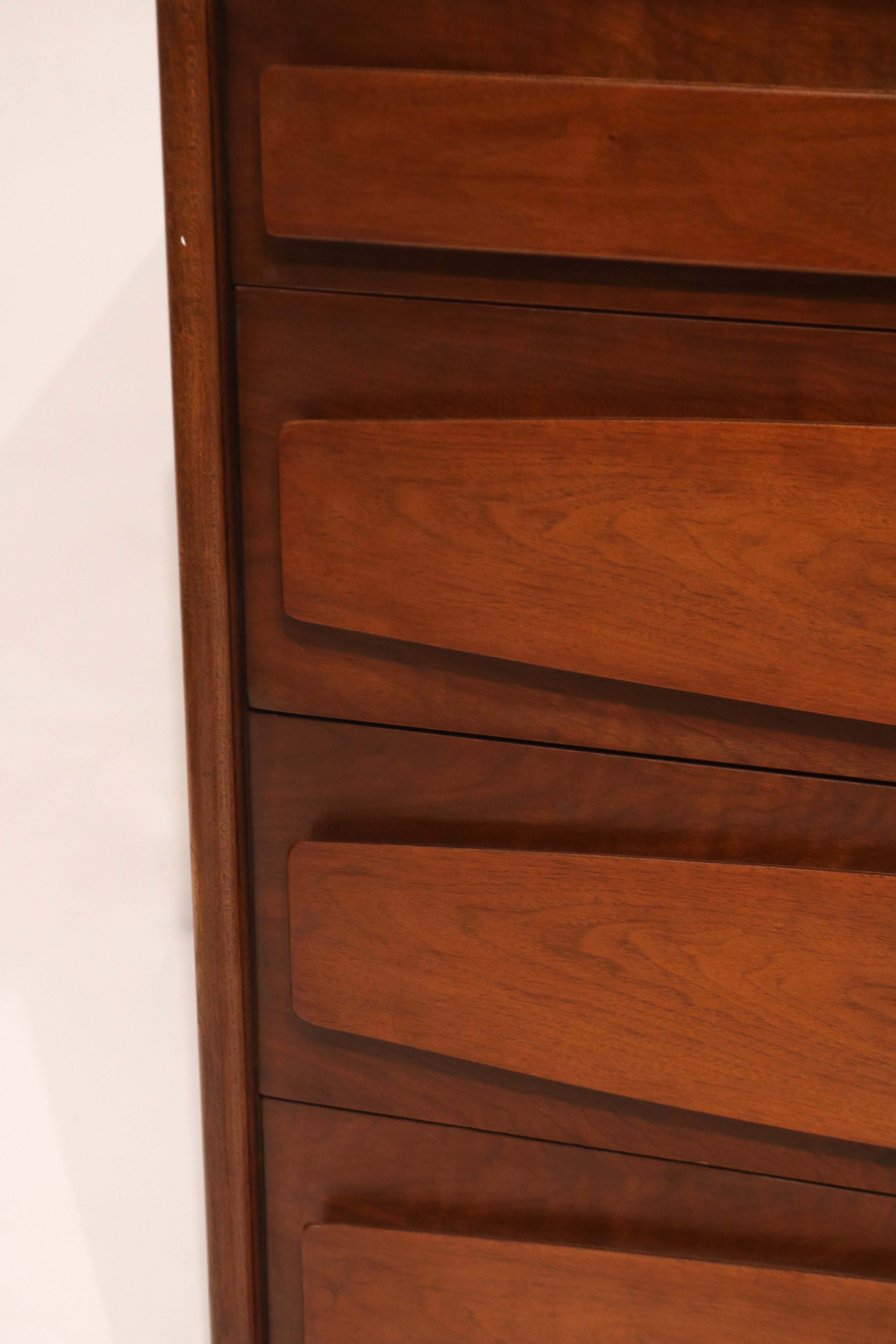 Close-up of the top surface condition and walnut wood finish